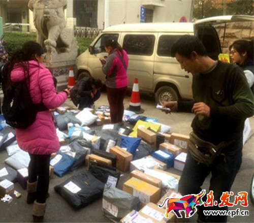 雙十一過后迎來收貨潮 大學校園被快遞&ldquo;占領&rdquo; 雙十一購物.jpg