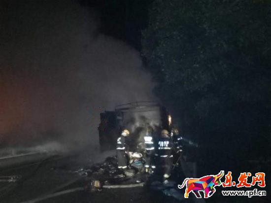 雙11快遞貨車突發(fā)大火.jpg